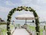 Esküvői ceremónia dekoráció a Balaton parton bérelhető fehér szőnyeggel boldogságkapuval székszoknyával