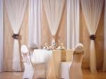 Esküvői főasztal dekoráció vintage stílusban juta drapériával finom tüll anyaggal