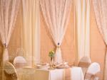 Esküvői főasztal háttér dekoráció vintage stílusban juta drapériával csipkével