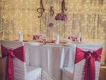 Esküvői székszoknya dekoráció fehér színű ráncolt spandex székszoknyával málna szatén masnival