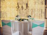 Esküvői székszoknya dekoráció fehér színű ráncolt spandex székszoknyával menta zöld színű elasztikus pánttal