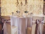 Esküvői székszoknya dekoráció cappucino spandex székszoknyával cappucino selyem masnival krém pamut csipkével