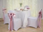 Esküvői székszoknya dekoráció fehér spandex székhuzat fáradt rózsaszín szatén masnival lila szatén szalaggal