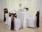 Esküvői székszoknya dekoráció fehér spandex székhuzattal csokoládé barna szatén masnival napsrága szatén szalaggal