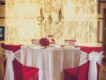 Esküvői székszoknya dekoráció pink spandex székszoknyával fehér selyem masnival