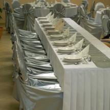 Esküvői textil dekoráció ezüst anyagában kötős székszoknyával