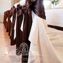 Esküvői textil dekoráció krém lepel székszoknyával csokoládé barna szatén masnival
