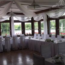 Esküvői textil terem dekoráció fényfüggönnyel fehér szabott székhuzattal fehér selyem masnival